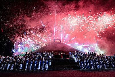 \"Женское лицо Победы\". На Кургане Славы ожили образы участниц войны