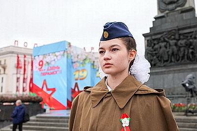 Народное возложение цветов к монументу Победы проходит в Минске