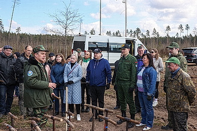 Республиканский субботник: коллектив Администрации Президента принял участие в благоустройстве мемориального комплекса и посадке леса