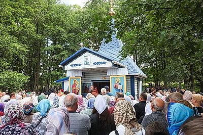 Сквозь века и традиции. Почему тысячи людей стремятся на \"Маковей\" к Голубой кринице
