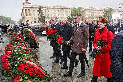 Лукашенко возложил венок к монументу Победы в Минске