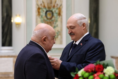 Лукашенко в преддверии Дня народного единства вручил госнаграды заслуженным представителям различных сфер