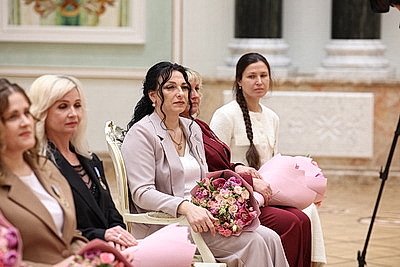 Едины в стремлении сделать страну лучше. Лукашенко в преддверии 8 Марта вручил женщинам госнаграды