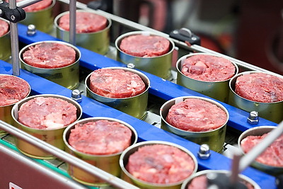 Развитие сырьевой базы и увеличение выпуска продукции. Турчин посетил Оршанский мясоконсервный комбинат