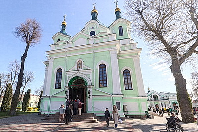 Православные верующие освящают пасхальную трапезу в храмах Беларуси