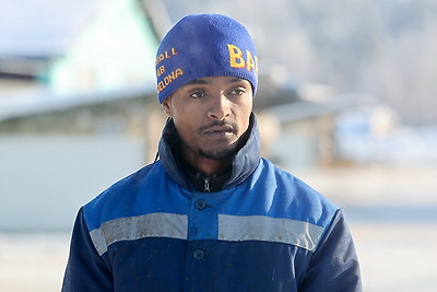 \"Счастливы работать и зарабатывать\". Как африканские парни трудятся на ферме в Лидском районе