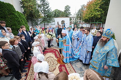 Православные верующие празднуют Рождество Пресвятой Богородицы