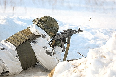 Десантники и гвардейцы во время проверки ВС сдают нормативы по огневой подготовке в Борисовском районе