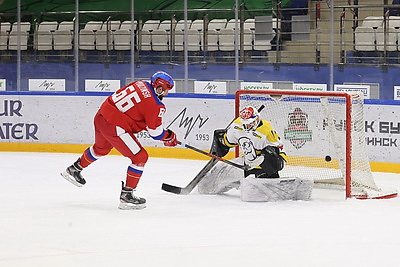 Легенды хоккея провели мастер-класс для участников турнира \"В основании будущего\"