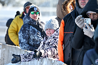 С жаждой адреналина. Белорусские гонщики покорили стихию на соревнованиях по мотоспидвею