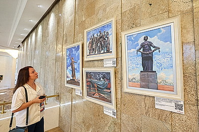 Выставка работ Никаса Сафронова открылась в фестивальном Витебске