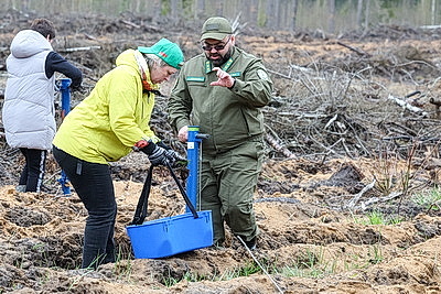 Республиканский субботник: коллектив Администрации Президента принял участие в благоустройстве мемориального комплекса и посадке леса