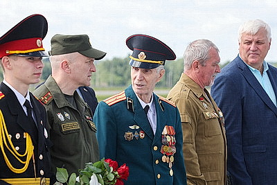 Капсулу с посланием от ветеранов ВОВ передали потомкам на Кургане Славы