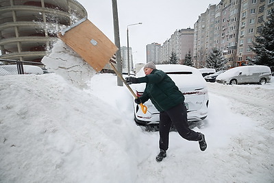 Последствия снегопада устраняют в городах Беларуси