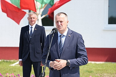 Полевые работы, готовность техники и зерносушилок: Крутой ознакомился с ходом уборочной в Климовичском районе