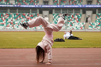 Олимпийские чемпионы провели зарядку для 3,5 тыс. студентов на минском стадионе \"Динамо\"