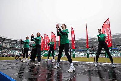 Олимпийские чемпионы провели зарядку для 3,5 тыс. студентов на минском стадионе \"Динамо\"