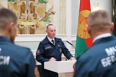 Со службы - в поля. Убиравшие урожай сотрудники МЧС посетили Дворец Независимости