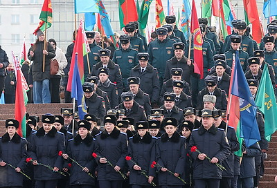Праздник мужества и верности долгу: в регионах Беларуси 23 февраля прошли торжественные митинги