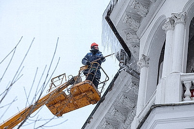 Коммунальщики очищают крыши от снега и сосулек