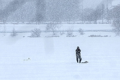 Морозный зимний день: снегопад не повод сидеть дома для активных жителей