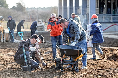 Около 800 человек присоединились к субботнику на готовящейся к сдаче больнице в Гродно