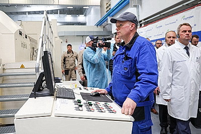 Крутой ознакомился с изготовлением полимерной продукции в Пскове
