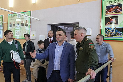 Чемпион мира по греко-римской борьбе провел встречу с суворовцами