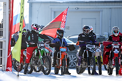 С жаждой адреналина. Белорусские гонщики покорили стихию на соревнованиях по мотоспидвею