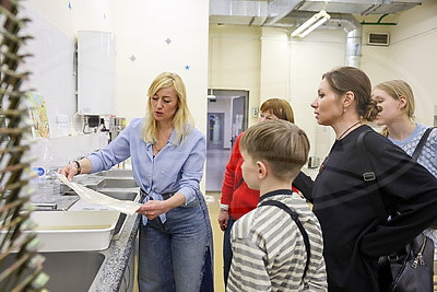 Ночные экскурсии и мастер-классы по каллиграфии: как встретили \"Библионочь\" в Национальной библиотеке Беларуси