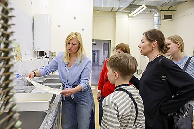 Ночные экскурсии и мастер-классы по каллиграфии: как встретили \"Библионочь\" в Национальной библиотеке Беларуси