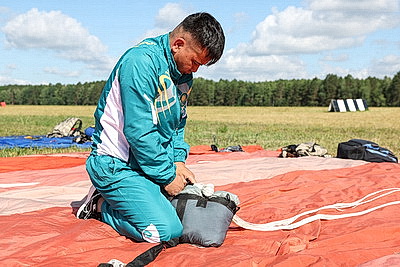 В Бресте стартовал открытый чемпионат Вооруженных Сил Беларуси по парашютному спорту