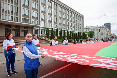 С огромной гордостью за достижения страны. Государственный флаг в 81 м пронесли по главной площади Гомеля