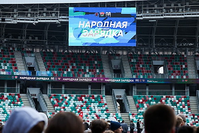 Олимпийские чемпионы провели зарядку для 3,5 тыс. студентов на минском стадионе \"Динамо\"