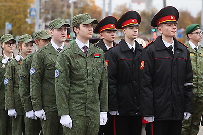 В Гродно школьникам передали капсулы памяти с землей погранзаставы \"Усово\" и копии знамени Победы