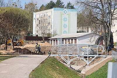 Молодой лес, обновленные улицы, цветники: Жировичи всем миром вышли на субботник