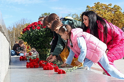 Финалисты конкурса \"Семья года\" почтили память героев Великой Отечественной войны в Минске