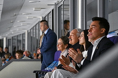 Лукашенко с трибуны \"Минск-Арены\" наблюдает за хоккейным поединком \"Динамо-Минск\" и московского \"Динамо\"