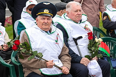 Лукашенко возложил венок к монументу Победы в Минске