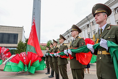 С огромной гордостью за достижения страны. Государственный флаг в 81 м пронесли по главной площади Гомеля