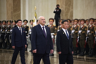 Лукашенко по прибытии в Пхеньян посетил Кымсусанский дворец Солнца и почтил память корейских вождей