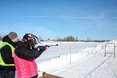 Зимнее бездорожье и огневой рубеж: \"Тракторный биатлон\" в Горках испытал на прочность людей и технику