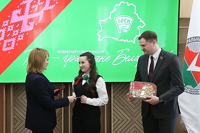 \"Каждый рад получить тут паспорт\". Всебелорусская акция \"Мы - граждане Беларуси!\" прошла в ЦИК 