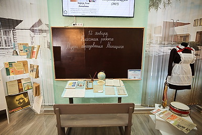 Паспорта лучшим учащимся из Минской области вручили в старейшей гимназии страны