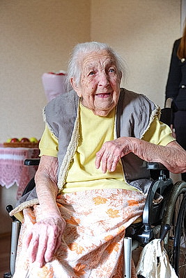 \"Цените мир и оставайтесь человечными\". 101-летняя ветеран труда из Гомеля напутствовала молодежь