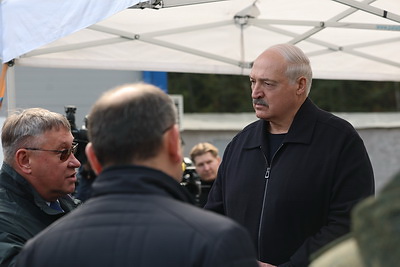 Лукашенко ознакомился с научными разработками гражданского и оборонного назначения