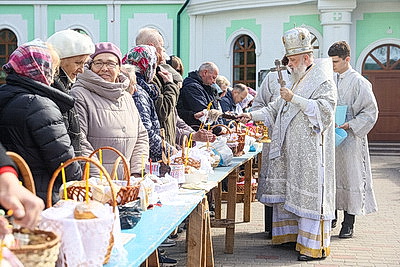 Православные верующие освящают пасхальную трапезу в храмах Беларуси