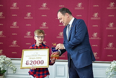 Победителей конкурса видеоблогеров \"Деньги имеют значение\" наградили в Нацбанке