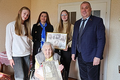 \"Цените мир и оставайтесь человечными\". 101-летняя ветеран труда из Гомеля напутствовала молодежь