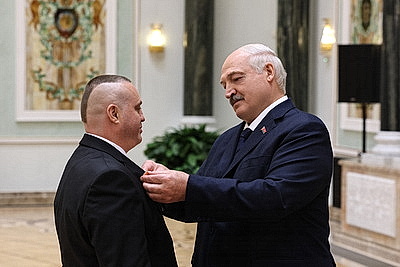Лукашенко в преддверии Дня народного единства вручил госнаграды заслуженным представителям различных сфер